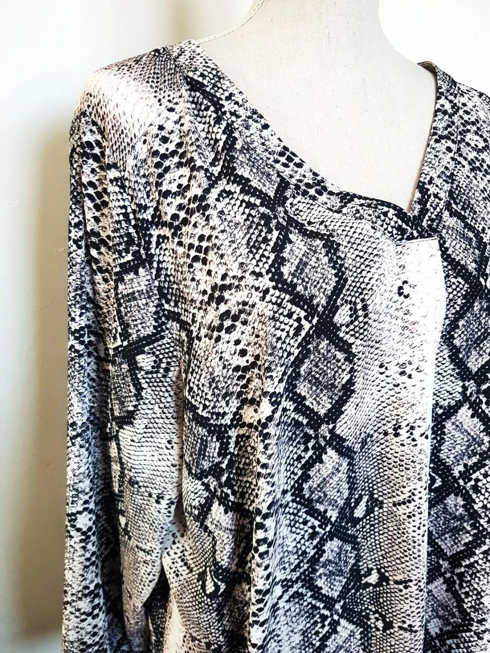 🖤Vloeiende blouse met slangenprint MS Mode - Maat 46 – photo 2